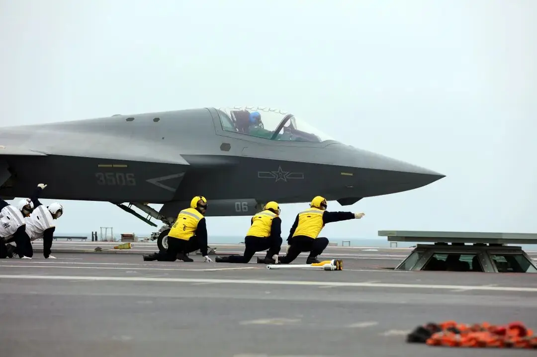 殲-35艦載戰鬥機在海軍福建艦電磁彈射起飛