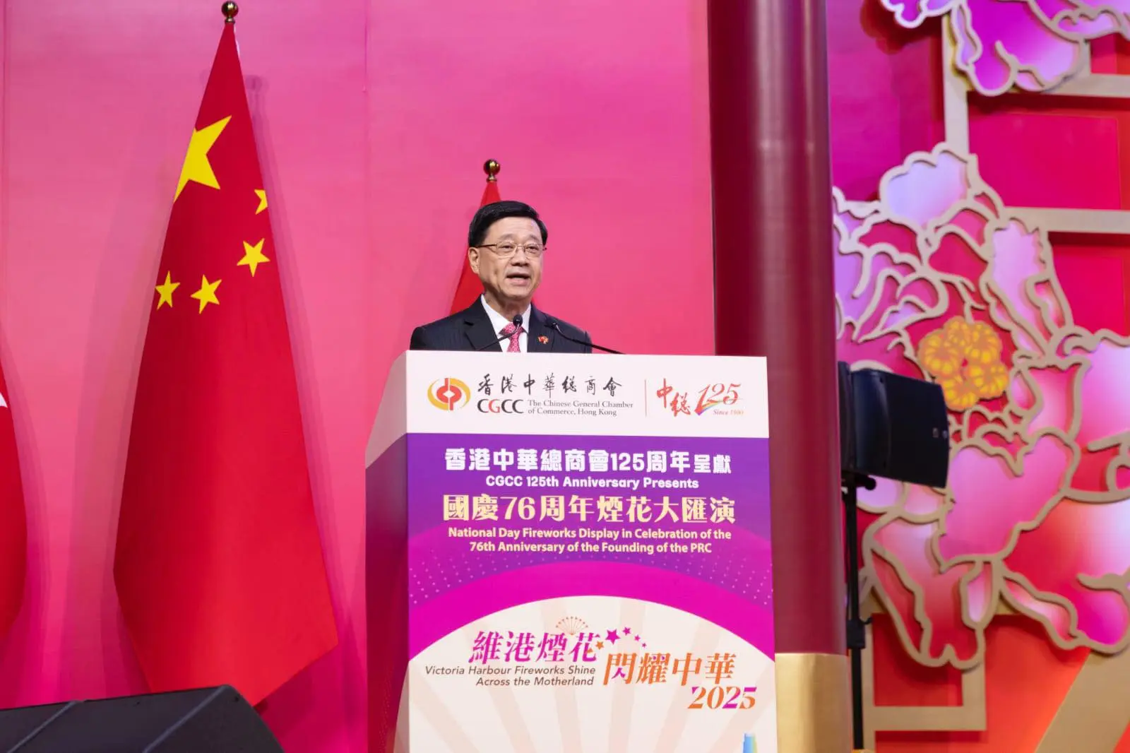 行政長官李家超出席煙花匯演致辭時表示，會把握國家高速發展的龐大機遇，加快推進香港邁向「由治及興」。(圖：李家超 John KC Lee@FB)