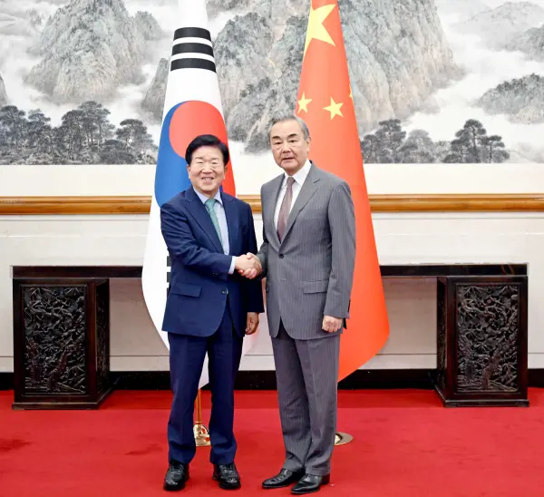 2025年8月24日，中共中央政治局委員、外交部長王毅在北京會見韓國總統特使樸炳錫。(外交部網站)