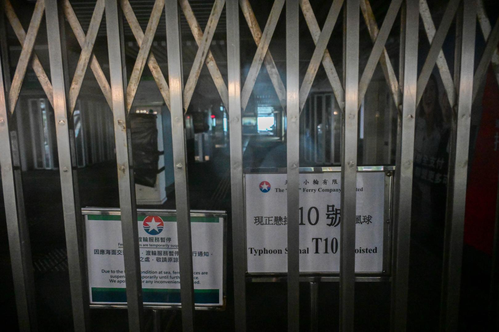 香港一處碼頭入口貼出渡輪服務暫停的通知。(新華社)