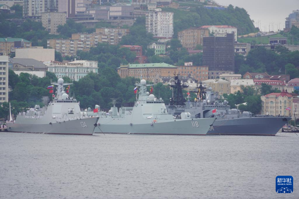 這是7月31日在俄羅斯符拉迪沃斯托克某軍港拍攝的參加中俄「海上聯合-2025」聯合演習的中俄雙方部分參演艦艇。(人民海軍)