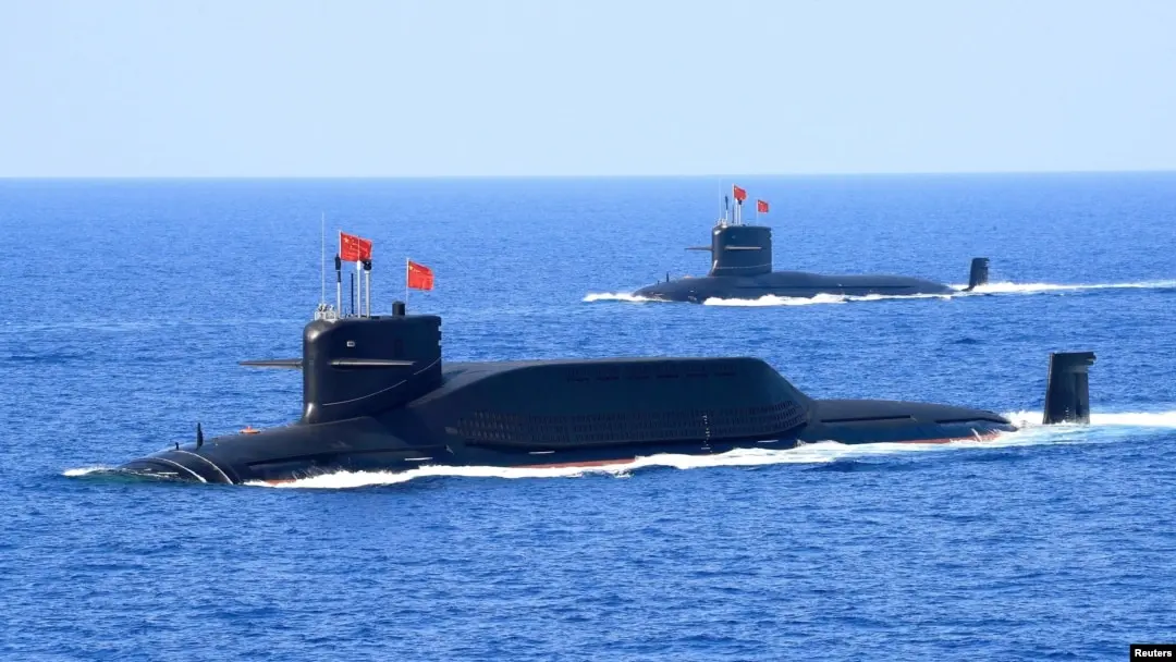 中國海軍一艘094A型晉級彈道導彈核潛艇在南海參加海軍檢閱。（新華社資料圖片）