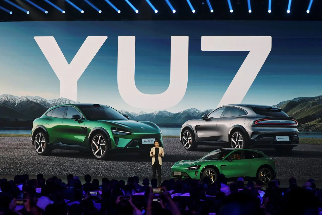 小米創辦人雷軍在年度演講中透露，為打造競爭車型 YU7，團隊曾買 3 輛 Model Y 逐件拆解研究。(圖：網絡翻攝)