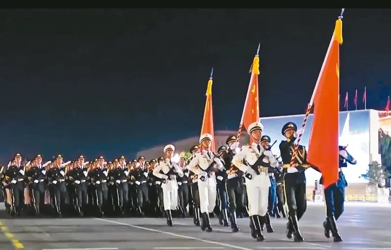 8月9日夜間至10日凌晨在天安門地區舉行首次閱兵綜合演練。(央視新聞)