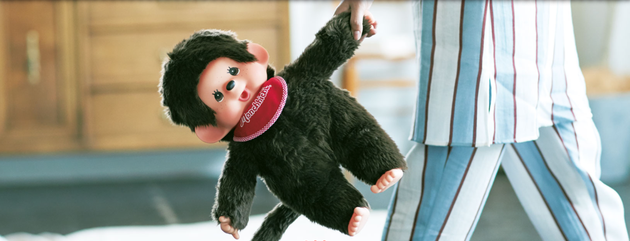 最近，Lisa 的「新歡」卻變成了日本 Sekiguchi 公司推出的 Monchhichi，也就是我們熟悉的蒙奇奇公仔啦！（來源：monchhichi.shop）