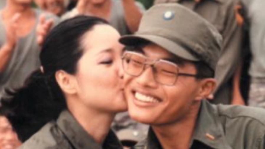 44年前鄧麗君勞軍甜吻的「阿兵哥」 後來成為大企業高管的封面圖片