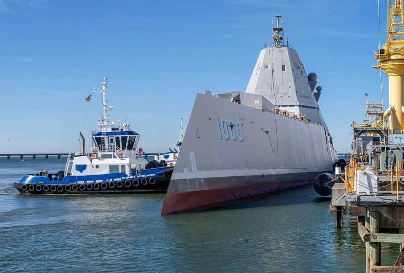 美國海軍朱瓦特級驅逐艦首艦「朱瓦特號」（USS Zumwalt，DDG-1000），於2024年12月6日在亨廷頓英格爾斯工業（HII）旗下的紐波特紐斯造船廠完成出塢。（HII）