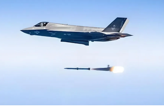 霹靂-17 導彈作為一款射程超過 400 至 500 公里的超遠程空對空武器，體型長達約 5.8 公尺，遠超殲-20 內置彈艙的最大容納長度（約 4.5 公尺），只能透過機翼外掛方式攜帶。 （電視截圖）