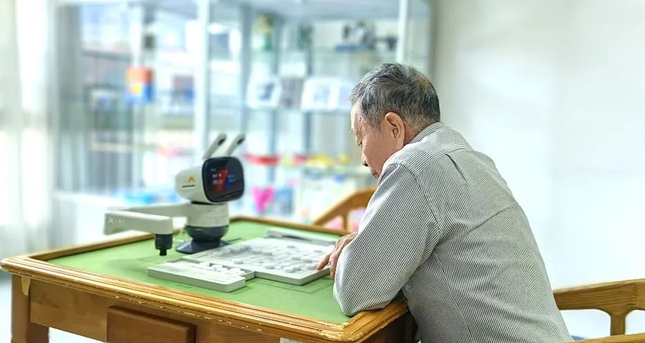 深圳市養老護理院AI機器人「棋」樂無窮。圖源：深圳市養老護理院