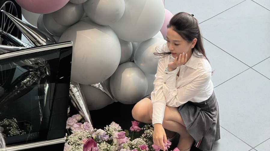 保時捷美女銷冠兩年狂銷 34 億，卻深陷黃色謠言！的封面圖片