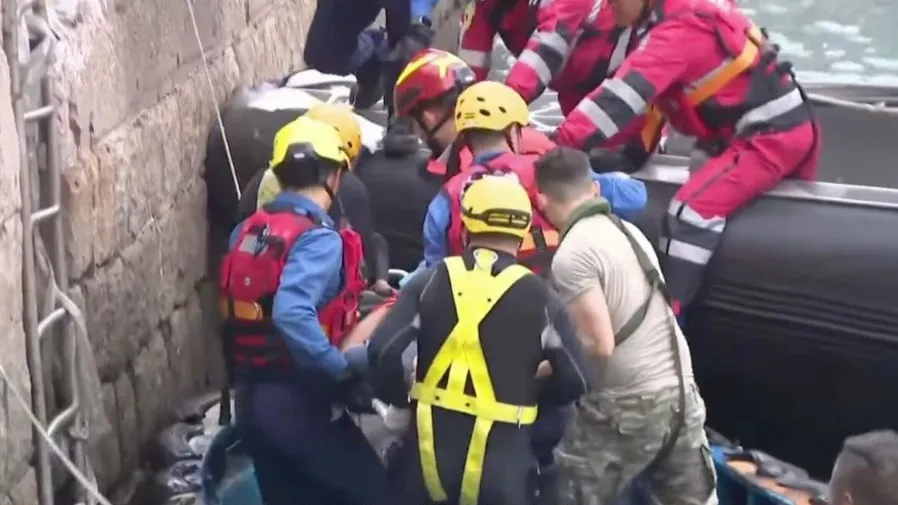 颱風樺加沙襲港 4人觀浪3人落水 柴灣防波堤驚魂 母子昏迷留醫ICU 警籲勿追風的封面圖片