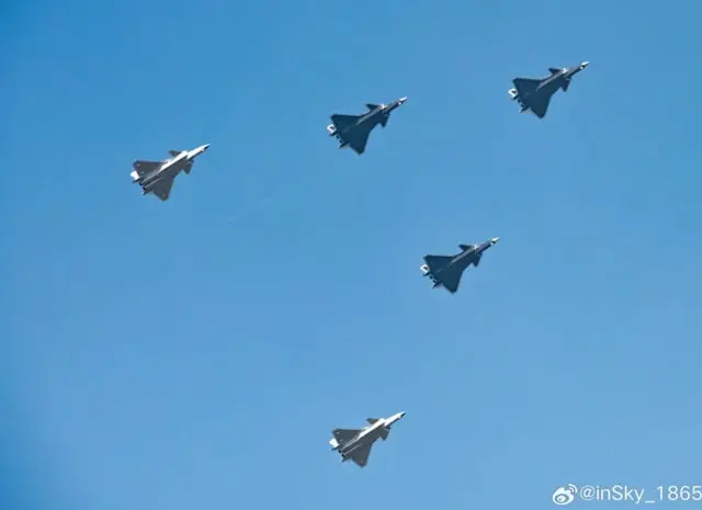 殲-20系列戰機編隊被拍到為閱兵綵排。（inSky_1865@微博）