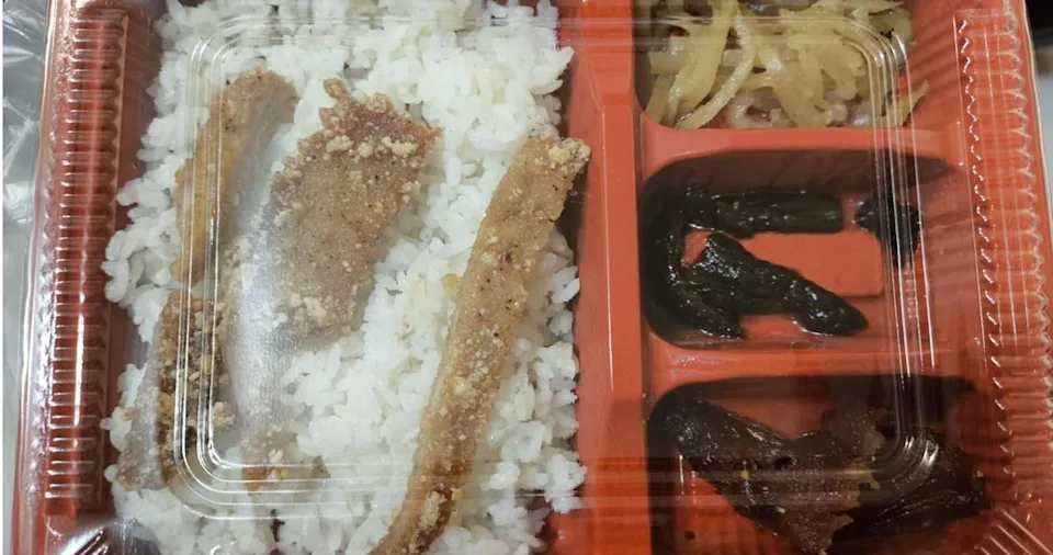 69 元便當份量「瘦到見骨」！網友傻眼：以為是剩飯打包。（來源：爆怨公社）