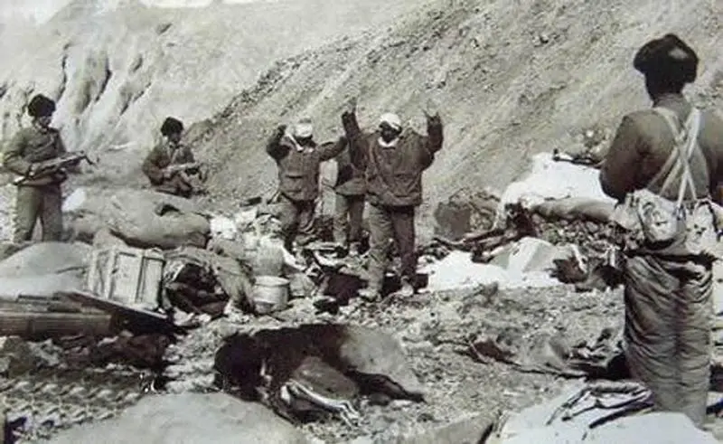 1962年中印邊界戰爭中，中國士兵俘虜印度軍官與士兵(資料照片)