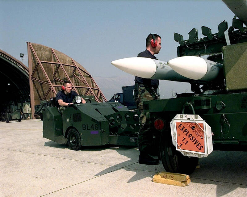 AIM-120飛彈號稱在實戰稱霸數十年。（資料圖片）