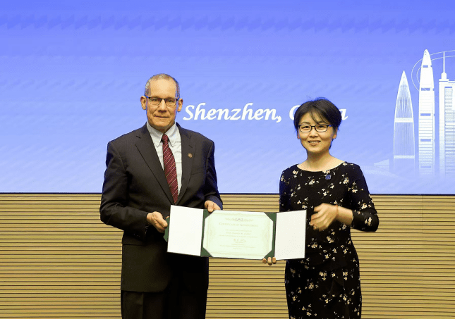 利伯教授（左）接受清華大學深圳國際研究生院聘書。(清華大學官網)