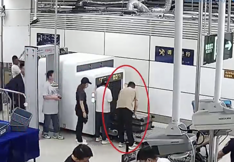男子提取行李