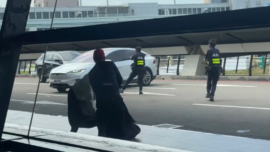 桃園機場震撼事件！白牌車拒檢狂衝撞，航警連開 8 槍維安，香港女乘客險喪命！的封面圖片