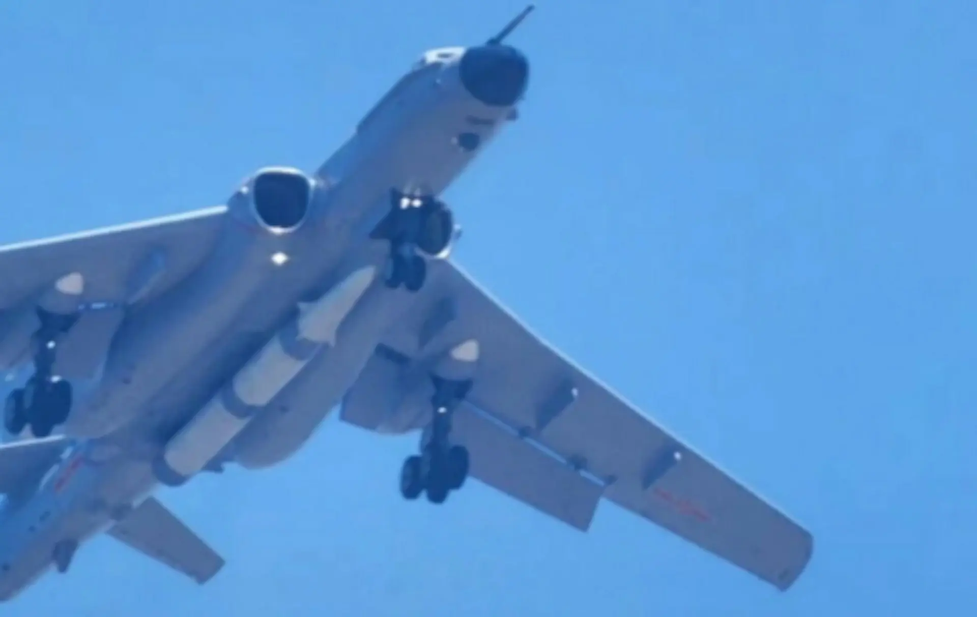 「驚雷一號」曾經現身轟-6N戰略轟炸機的機腹之下。（觀察者網）