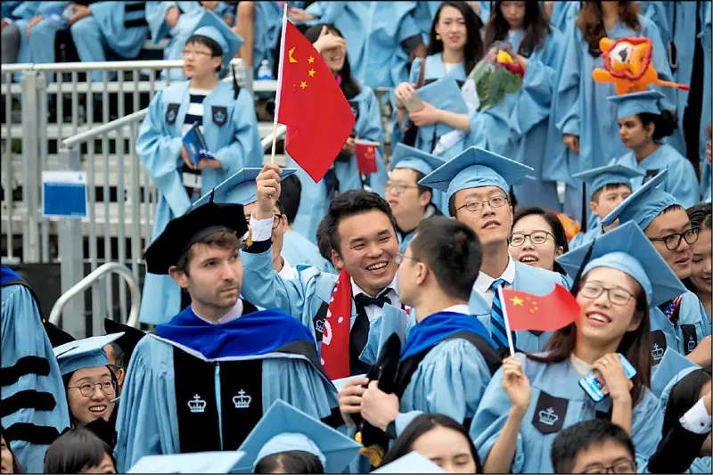 中國留美哥倫比亞大學學生舉著中國國旗參加畢業典禮 (新華社資料圖片)
