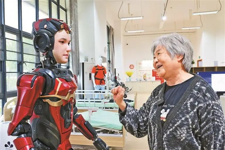 在深圳市養老護理院，一名老人與人形機器人「夏瀾」互動。圖源：新華社