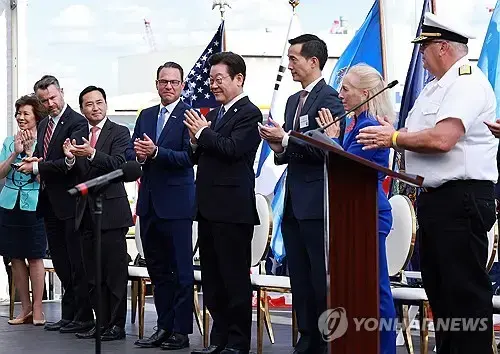 當地時間8月26日，在美國菲拉德爾斐亞的韓華費城造船廠，南韓總統李在明（左五）出席美國國家安全多任務船（NSMV）「緬因州」號的命名儀式。 (韓聯社)