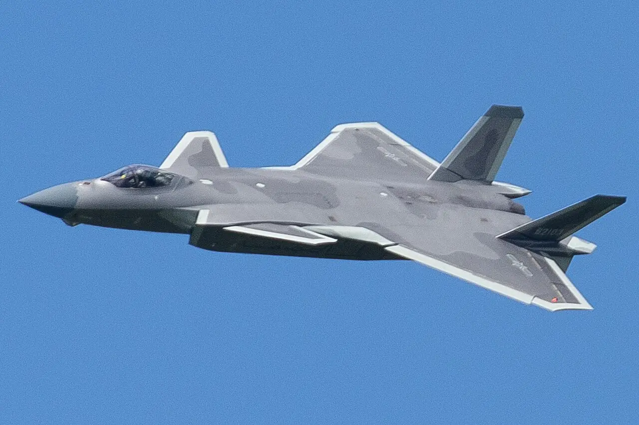 殲-20戰機是中國自主研製的全天候、中遠程、重型超音速隱形戰鬥機，具有優異的制空作戰能力和良好的對地對海精確打擊能力。其命名「威龍」。（資料圖片）