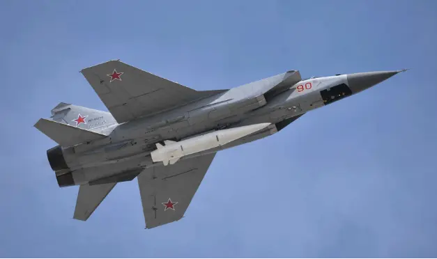 米格 - 31戰鬥機與「匕首」（Kinzhal）飛彈 (資料圖片)