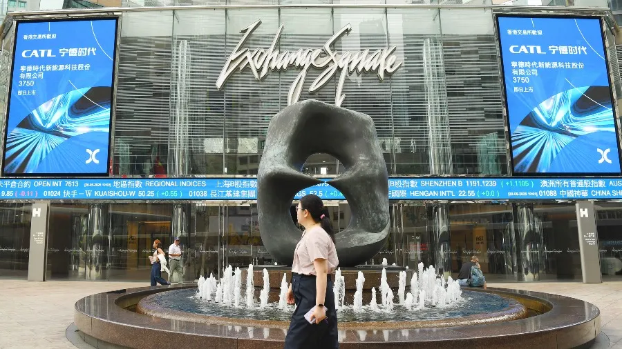 香港經濟風雨中穩健前行，國際評級背書與國家後盾共築信心的封面圖片