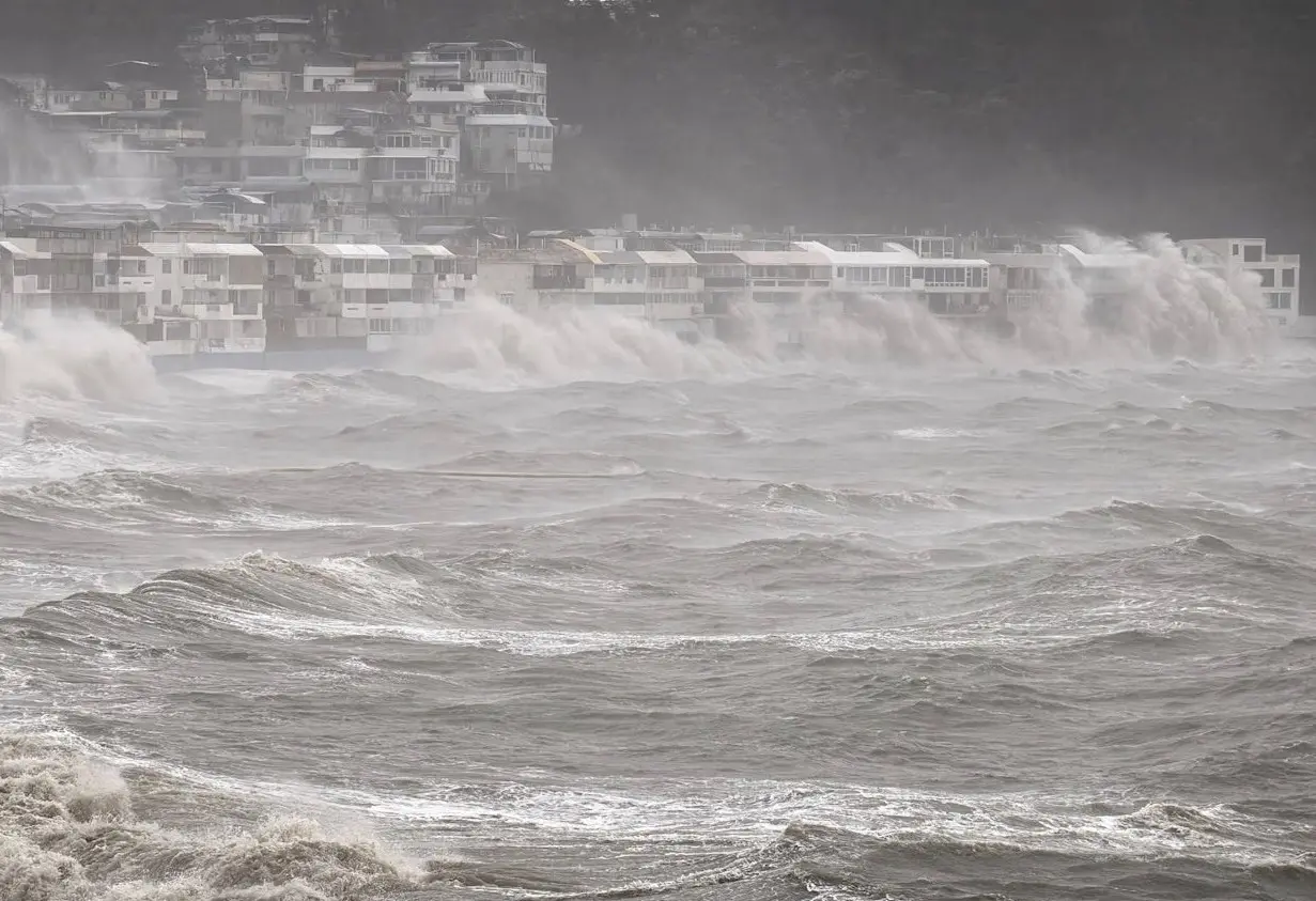 離島長洲成為重災區，東灣泳灘被滔天巨浪全面淹沒，昔日熱鬧的沙灘頃刻「消失」。​(圖：網絡翻攝)
