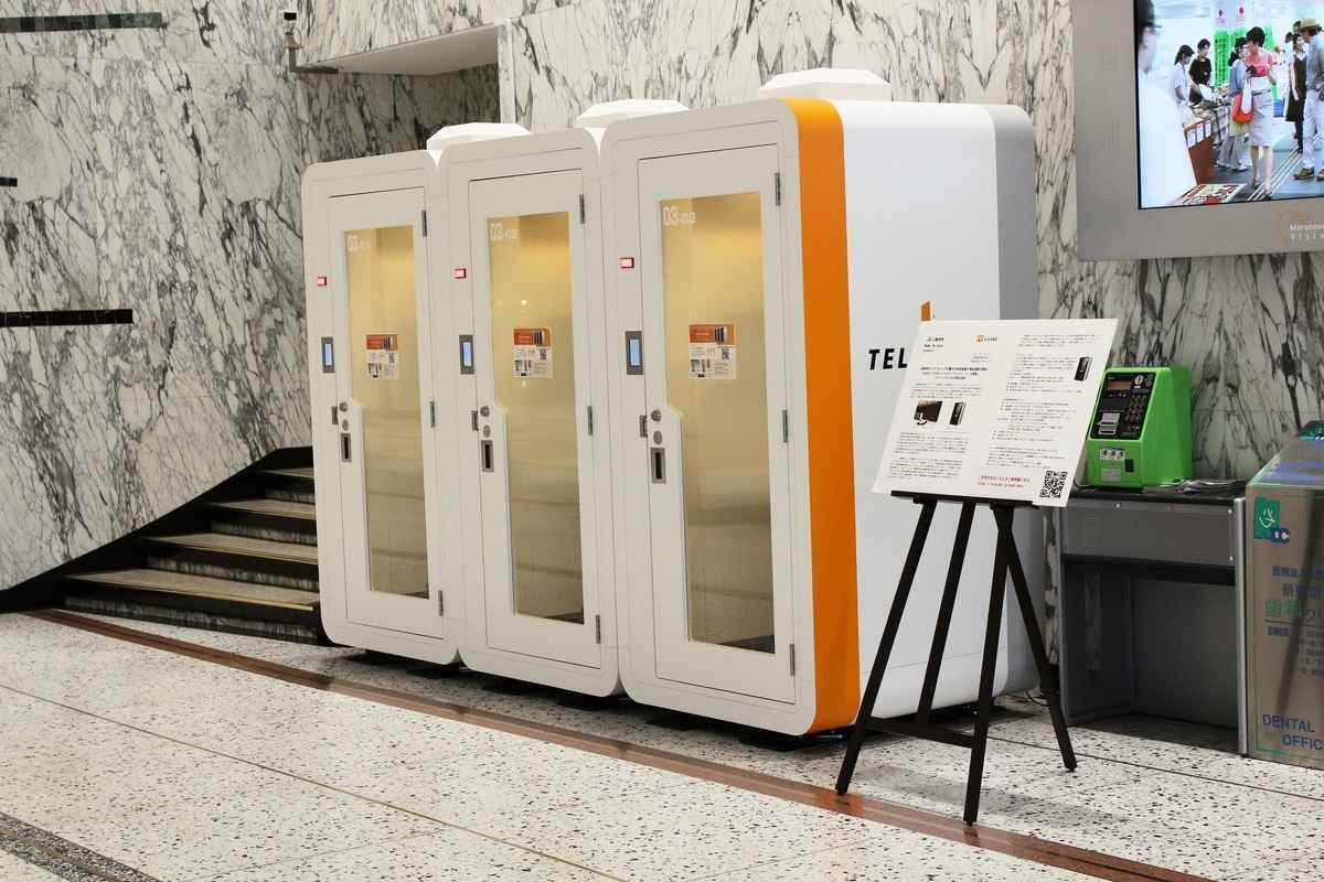 東京約 600 座公共電話亭經 NTT 改造，新增免費 Wi-Fi、充電等功能，災難時能緊急通訊，還可作迷你辦公室，未來或有數位廣告，成為多功能公共設施。（來源：japhub）