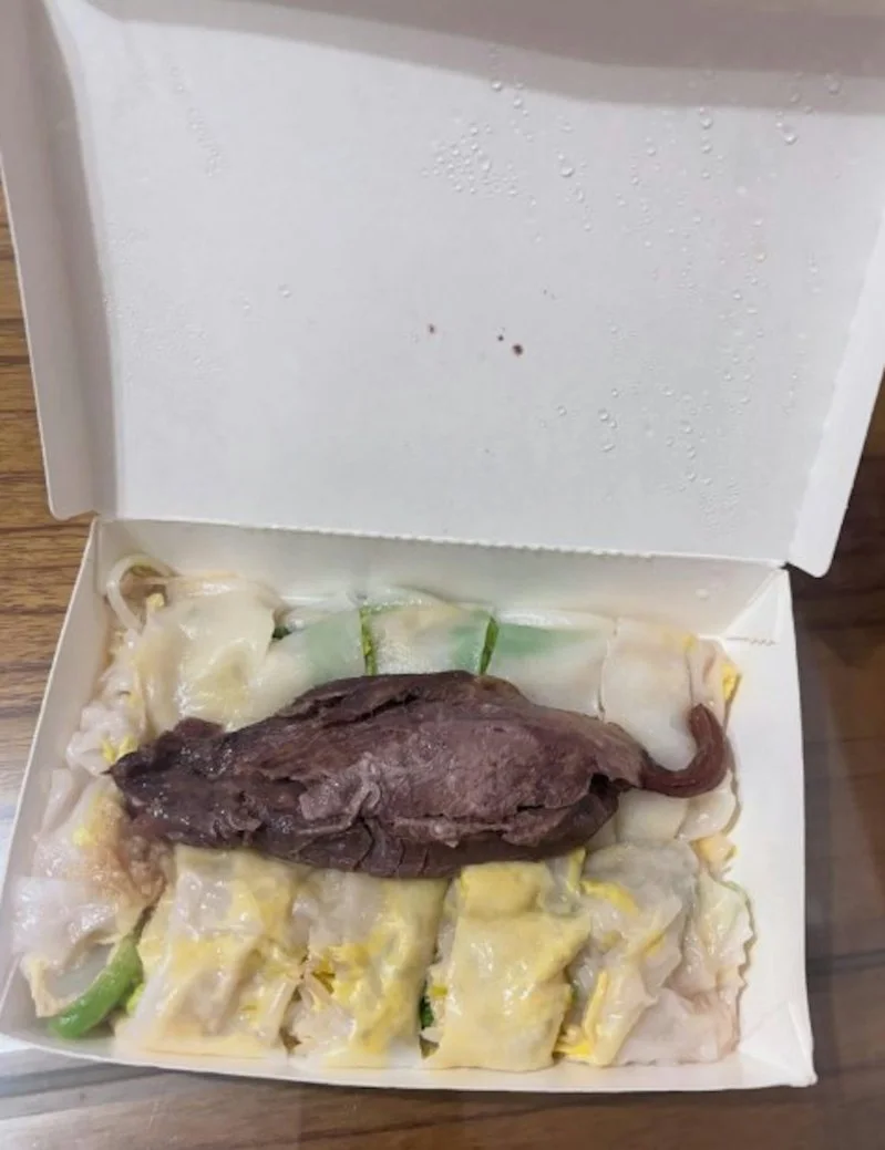 台灣地區一網友在 Threads 分享，點的港式牛腱河粉中，牛腱形狀極似死老鼠，還帶「尾巴」，嚇得他直犯怵。網友們留言吐槽惡心，也有人解釋是橫切牛腱的筋。（來源：threads）