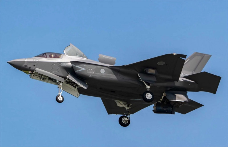 日本航空自衛隊首批F-35B匿蹤戰機之一，正在進行部署準備。此舉為日本強化南西諸島周邊防衛態勢的一環。該機型具備短場起飛與垂直降落（STOVL）能力，適合前進部署與島嶼作戰。（Eric Kilpatrick／X）