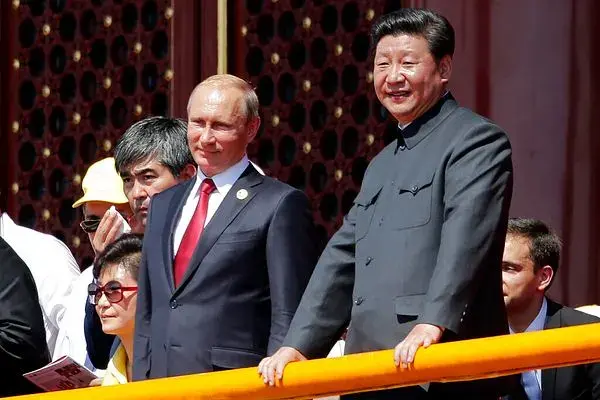 2015年，習近平主席與俄羅斯總統普京出席抗戰勝利70周年閱兵式。(資料圖片)