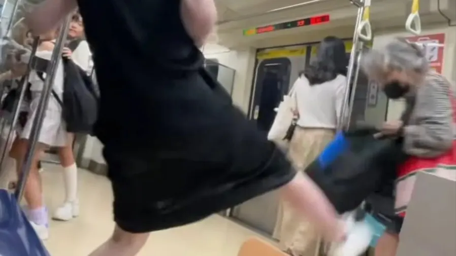 台灣老人搶博愛座被人一腳踢飛｜老婦執意要位動手 年輕人踹飛畫面引兩極議論的封面圖片