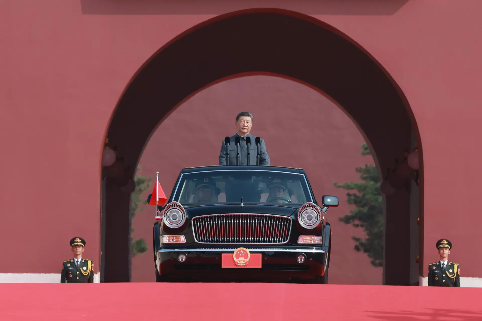 中共中央總書記、國家主席、中央軍委主席習近平檢閱受閱部隊。(新華社)