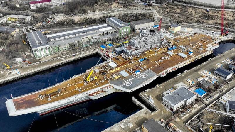 外媒報導，俄國海軍高層表態支持停止庫茲涅佐夫號航艦現代化工程並將其退役，最終該艦有可能難逃廢鐵拆解的命運；俄國海軍和聯合造船公司將會做出最終決定。（@Jeff21461的X帳號）