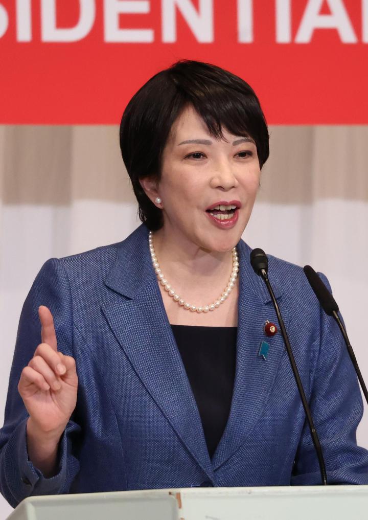 2021年9月17日，在日本東京，高市早苗在自民黨總部發表競選演講。新華社發（Pool圖片，津野義和攝）