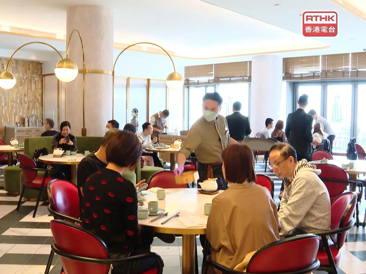 受北上消費等因素影響，餐飲業成為失業率升高的重災區。(香港電台資料圖片)