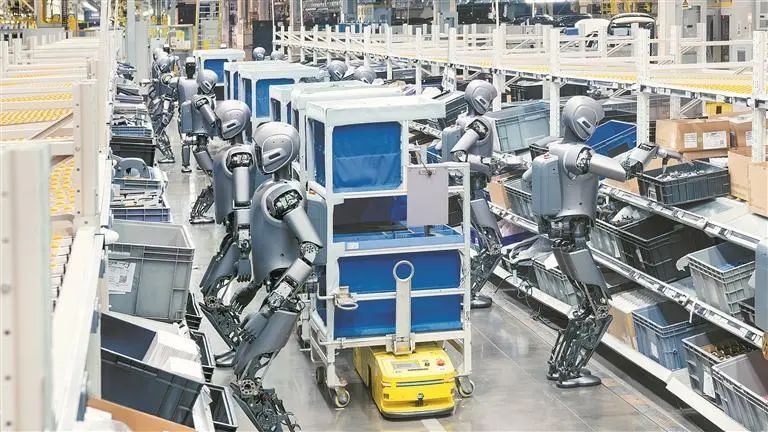 優必選工業人形機器人Walker S1在極氪智慧工廠實訓。