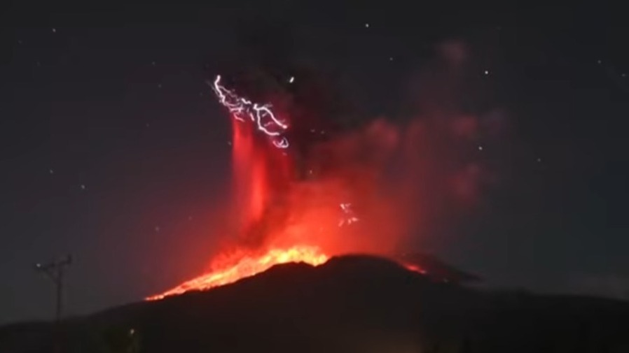 印尼火山噴出18公里灰柱，還上演「火山雷電秀」的封面圖片