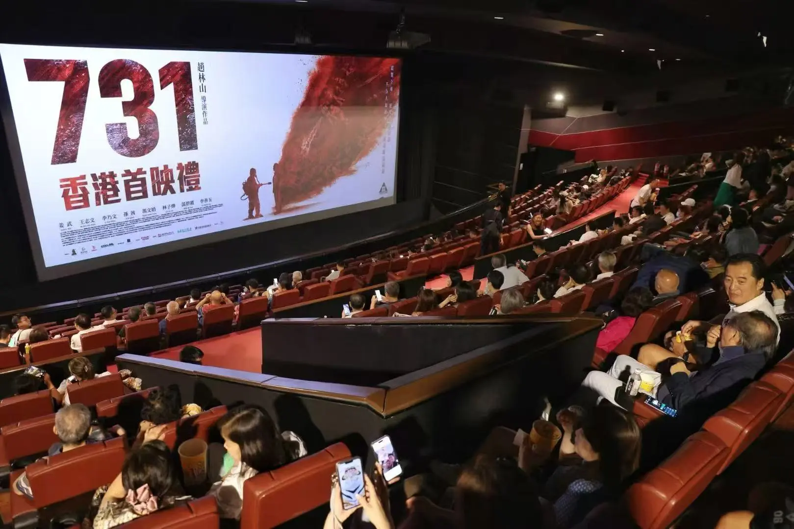 電影上映後，觀眾反響熱烈。在香港，不少市民在首日購票入場觀看。(藍莓日報)