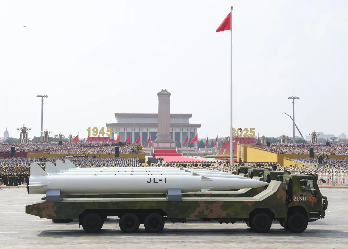 九三閱兵，核導彈第一方隊接受檢閱，圖為「驚雷-1」空基遠程導彈。（新華社）