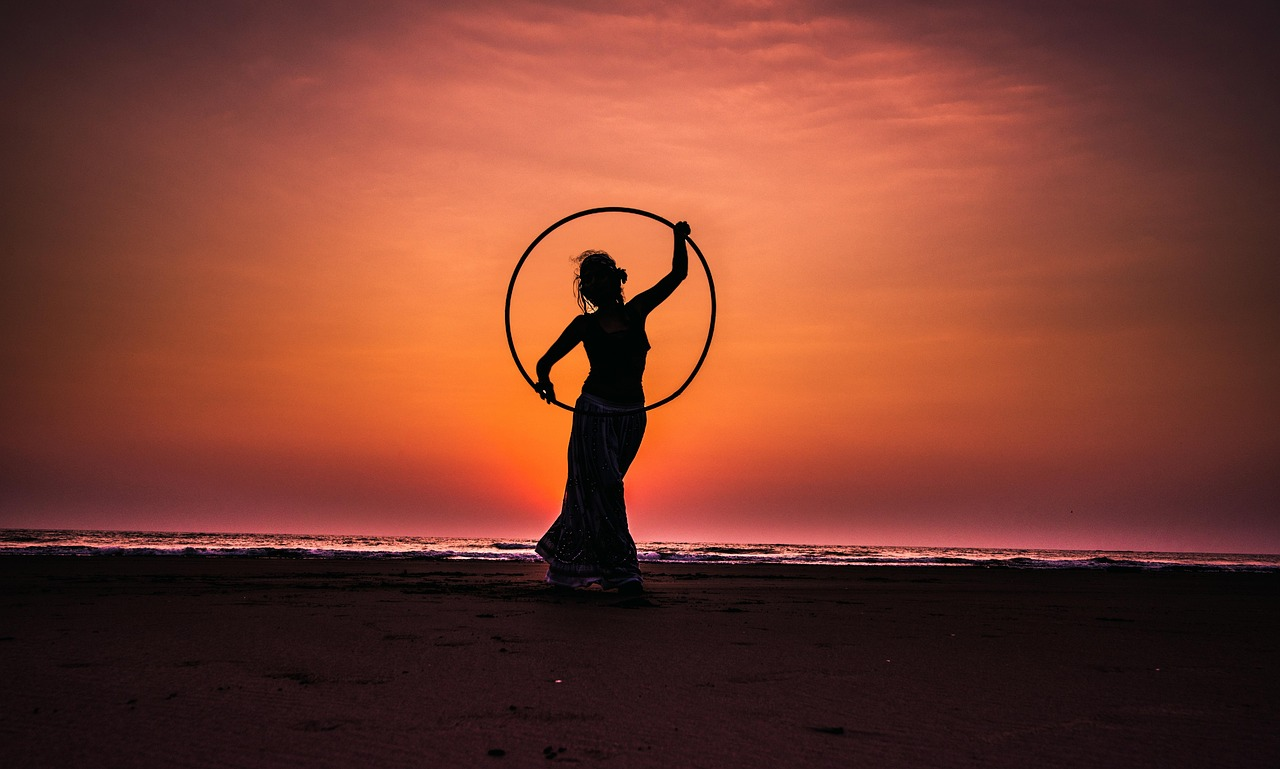 由於其旋轉動作神似夏威夷草裙舞（Hula），她靈巧地為這個玩具命名為「呼拉圈（Hula Hoop）」 （來源：網絡）