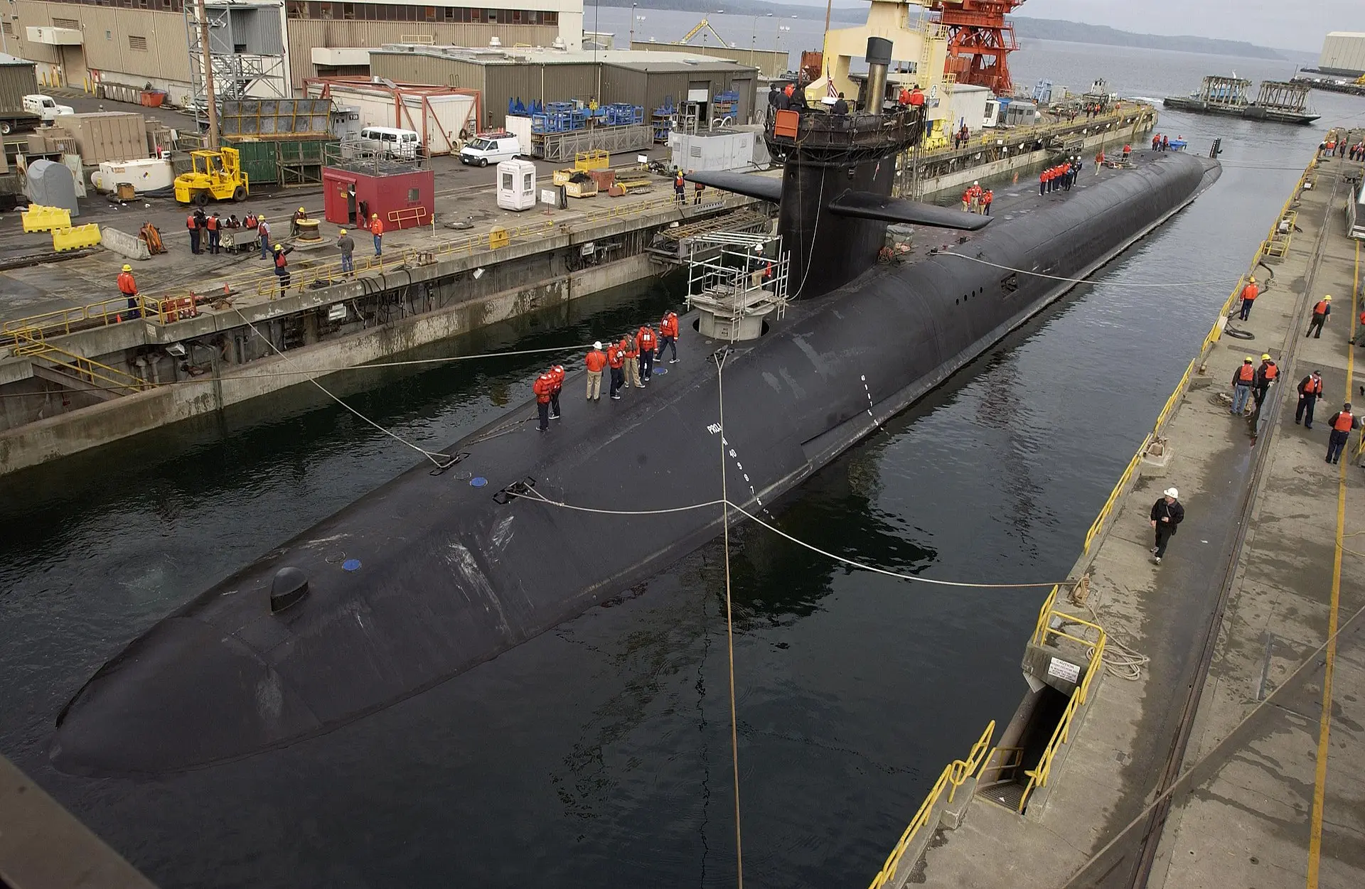 停泊在美國華盛頓州班戈海軍潛艇基地（Naval Submarine Base-Bangor,WA）內的俄亥俄級二號艦——密芝根號（SSBN-727）。攝於尚未改裝為巡航導彈核潛艇的2002年時。（美國海軍）