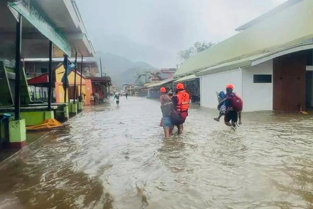 越南當局緊急疏散逾 25 萬民眾，並關閉包括峴港國際機場在內的 4 個沿海機場，多班航班延誤或取消。(圖：網絡翻攝)