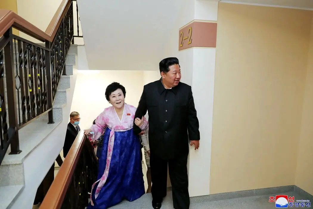 北韓國家媒體提供的一張照片顯示，北韓領導人金正恩和李春姬本週在平壤的新建築內。