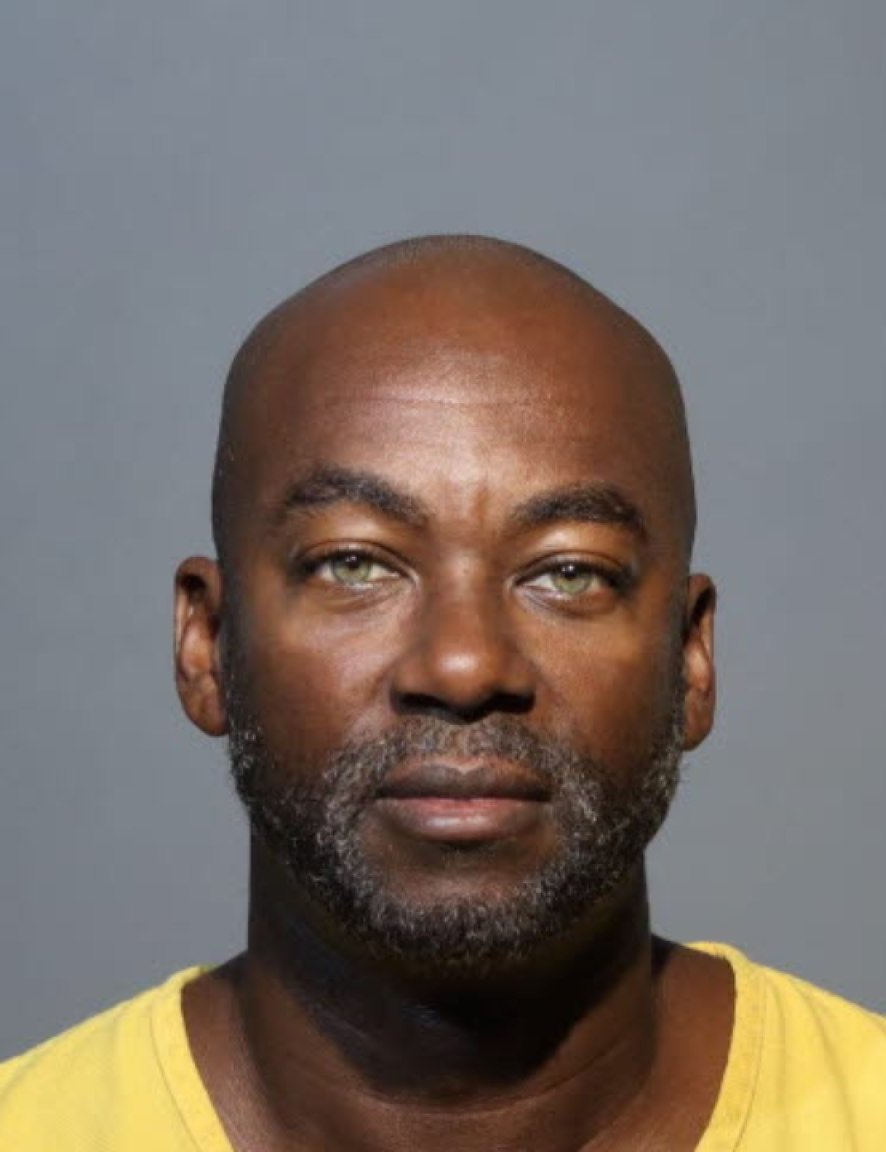 事情曝光後，貝齊（Henry Betsey Jr.）被執法部門逮捕，最終被判處 2 年緩刑，還得完成社區服務、接受心理健康評估，並遠離所有社交和約會平台。（來源：merradonnews@X）