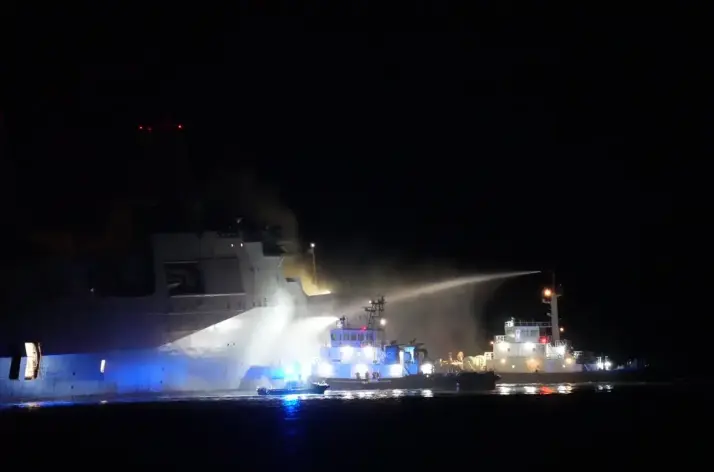 美國海軍兩棲船塢運輸艦「新奧爾良」號（LPD 18）在日本沖繩縣宇流麻市附近海域突發火災(電視畫面)