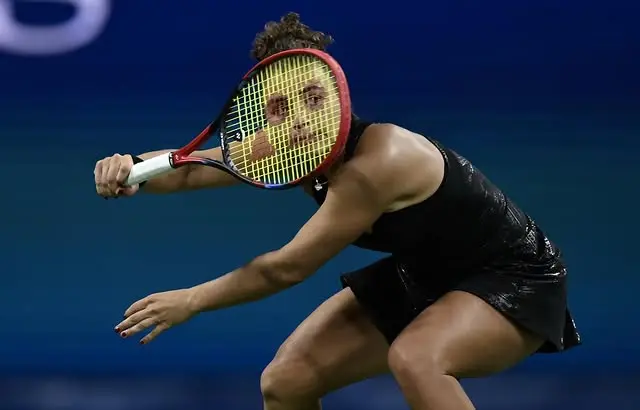 義大利選手 Jasmine Paolini 擊球後輕微失衡，手中的球拍竟剛好框住她的臉龐，像電影特效般的超現實感既嚇人又有趣。（來源：raygiubilo@IG）